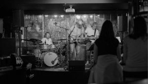 Eine Band spielt was vor